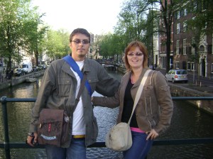 Acelaşi Amsterdam. Pe unul dintre sutele de poduri care traversează cei peste 100 km de canale.