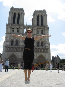 A doua zi, maratonul începe. Prima oprire: Notre-Dame. Linda a descoperit că poate levita şi-n Franţa. :)