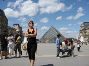 A doua oprire, Luvru. Zi frumoasă, însorită. Bere la 6 euro.