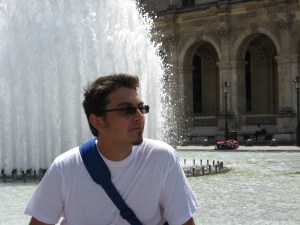 Apă din belşug în curtea Luvrului. O binevenită răcorire.