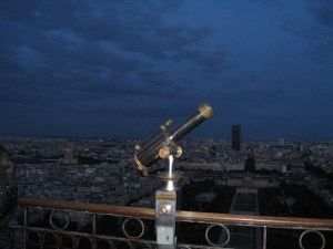 Şi-am urcat în Turn. Etajul 2. Pe înserat. O minunăţie. Au construit ăştia cât un imperiu întreg. ;)